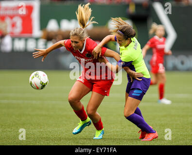 Portland, Oregon, Stati Uniti d'America. 22 Luglio, 2015. ALLIE lungo (10) combatte per la palla. Il Portland spine FC gioca il Regno di Seattle FC a Providence Park sulla luglio 22, 2015. Credito: ZUMA Press, Inc./Alamy Live News Foto Stock