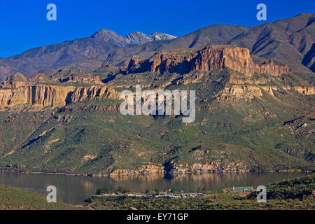 Lago di Apache Marina, Lago di Apache Apache Trail, Arizona Hwy 88, Arizona, Stati Uniti d'America Foto Stock