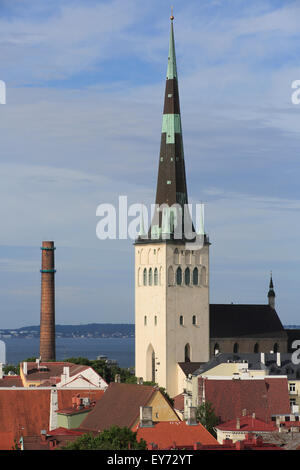 San Olaf la chiesa di Oleviste Kirik, visto dal punto di vista Kohtuotsa in Città Alta, Tallinn, Estonia Foto Stock