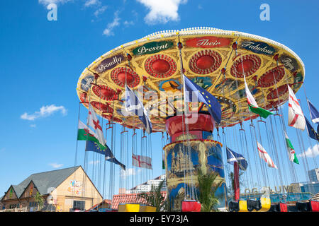 19 Luglio 2015 - Spiaggia a Est presso il parco olimpico di Stratford, Londra, Regno Unito - Urban Beach e il quartiere fieristico Foto Stock