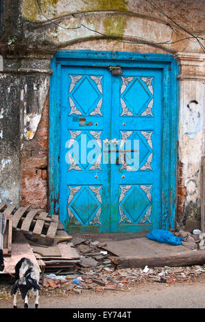 Vecchio turquiose porta di legno, angolo di mercato, fort Cochin, Kerala, India, Asia Foto Stock