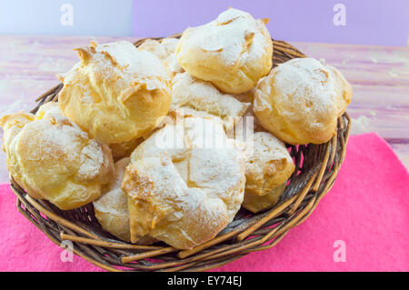 Le ciambelle spolverati con zucchero a velo Foto Stock