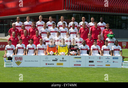 Calcio tedesco Bundesliga 2015/16 - Photocall del VfB Stoccarda il 17 luglio 2015 a Stoccarda, Germania: fila anteriore (l-r): Arianit Ferati, Marvin Wanitzek, Lukas Rupp, Mart Ristl, Przemyslaw Tyton, Mitchell Langerak, Odisseas Vlachodimos, Serey Die, Emiliano Insua, Kevin Stöger, Carlos Gruezo. Seconda fila (l-r): Pullman Alexander Zorniger, asisstant-allenatore Andre Trulsen, goalkeeping-allenatore Andreas Menger, Girolamo Kiesewetter, Philip Heise, Florian Klein, Timo Werner, Teammanager Guenther Schaefer, attrezzature-manager Michael Meusch, Maskottchen Fritzle, terza fila (l-r): Asisstant-allenatore Armin Reutershahn, Foto Stock