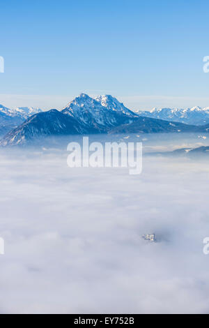 Il castello di Hohensalzburg nella nebbia Foto Stock