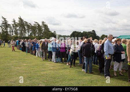 Knutsford, Regno Unito. 23 Luglio, 2015. Coda di persone come la RHS Flower Show Tatton Park apre al pubblico credito: Keith Larby/Alamy Live News Foto Stock