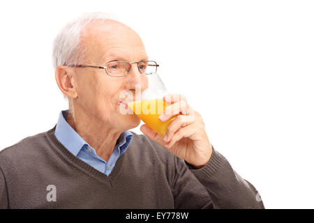 Studio shot di un senior di bere un succo di arancio isolato su sfondo bianco Foto Stock