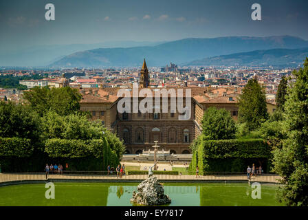 Fontana del Nettuno nel Giardino di Boboli con sullo sfondo Palazzo Pitti, Firenze, Italia. Foto Stock