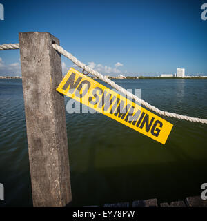 Nessun segno di nuoto sulla tavoletta di legno vicino alla laguna Foto Stock