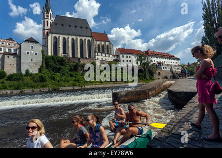Scendendo lungo il fiume Vltava, Cesky Krumlov, Boemia del Sud, Repubblica Ceca Foto Stock