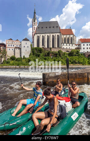 Persone di andare verso il basso dal fiume Vltava, rafting, Boemia del Sud, Repubblica Ceca Selfie bastoni su barca, Cesky Krumlov Foto Stock