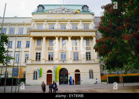 La Vienna University of Technology (tedesco: Technische Universität Wien) è una delle più importanti università di Vienna, la capitale dell'Austria. Fondata nel 1815 come "Imperial-Royal Polytechnic Institute", che attualmente ha circa 26,200 studenti (19% degli studenti esteri/30% donne), otto strutture e circa 4.000 membri del personale (1.800 accademici). L'università di insegnamento e di ricerca è focalizzata sull'ingegneria e scienze naturali. Nel 2014, ci notizie classificate in Informatica presso l'Università di Vienna di tecnologia come numero 14 in Europa, pari numero 3 all'interno di lingua tedesca delle università. Foto Stock