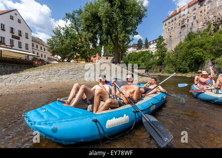 Persone di andare verso il basso dal fiume Moldava al di sotto del castello di Cesky Krumlov rafting Repubblica Ceca Foto Stock