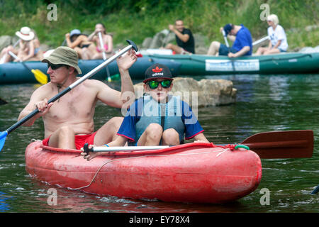Persone che scendono dal fiume Moldava, canoa, Boemia del Sud, Repubblica Ceca Vacanza Foto Stock