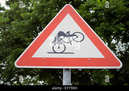 I ciclisti attenzione delle linee tranviarie cartello stradale Foto Stock