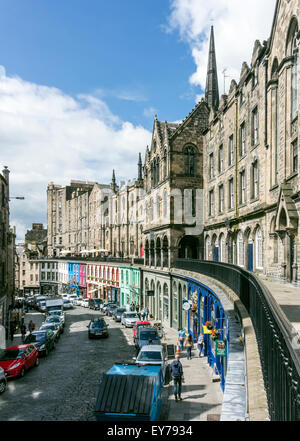 Victoria Street con Victoria Terrace sopra a destra che conduce al Grassmarket nel centro di Edimburgo in Scozia Foto Stock