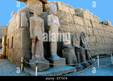 Karnak Luxor Egitto. Tempio di Karnak sacro al dio Amon: granito statue nel cortile. Foto Stock