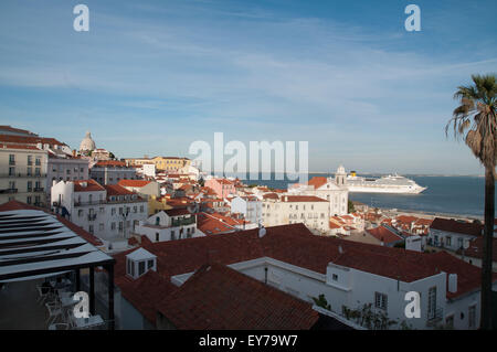 MIRADOURO das Portas do Sol - stando su Lisbona medievale Miradouro das Portas do Sol a pochi passi di distanza dal Miradouro de Santa Luzia, un balcone si apre sul fiume offre veramente spettacolari vedute di Alfama.Di fronte da soft-tonica di edifici e il Museo di Arti Decorative, questa è una popolare meta per i fotografi, con la sua splendida vista dal São Vicente de Fora Chiesa al fiume. Foto Stock