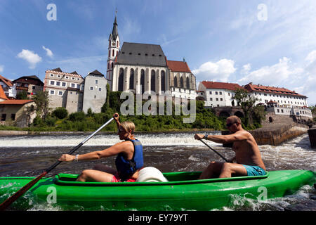 Persone di andare verso il basso dal fiume Vltava, canoa, Boemia del Sud, Repubblica Ceca Foto Stock
