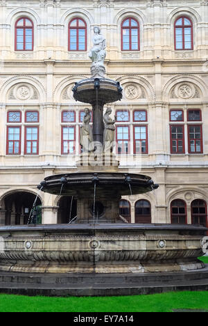 Vienna, Austria. Vienna Opera House (Wiener Staatsoper). Fontana dell Opera di Stato di Vienna (Wiener Staatsoper, circa 1869) di Vienna in Austria. Architetti August Sicard von Sicardsburg e Eduard van der Null. Foto Stock