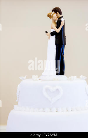 Wedding cake topper divertenti, sposa tenendo premuto i tasti della sfera  con cui egli ha una cordata sposo Foto stock - Alamy