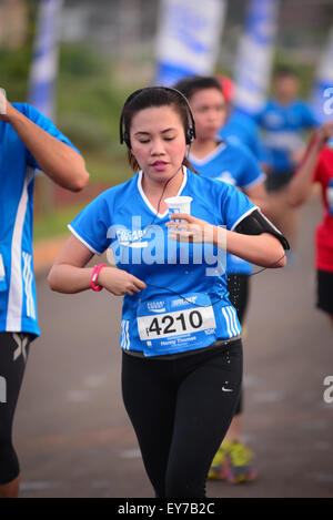 I partecipanti che corrono durante il 'Pocari Sweat Run Indonesia 2015' a Tangerang, Banten, Indonesia. Foto Stock