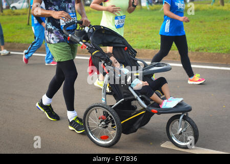 I partecipanti che corrono durante il 'Pocari Sweat Run Indonesia 2015' a Tangerang, Banten, Indonesia. Foto Stock