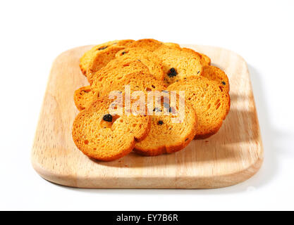 Rotondo piccolo toast con olive nere Foto Stock