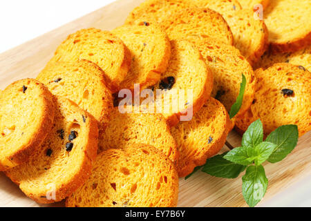 Rotondo piccolo toast con olive nere Foto Stock