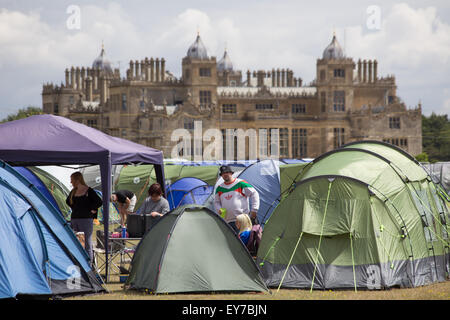 Womad Festival, Charlton Park. Wiltshire, Regno Unito. 23 Luglio, 2015. Early Bird camper arrivano al Womad Festival che è uno dei più grandi nel sud-ovest della Gran Bretagna dedicato al mondo della musica, danza, workshop e global food. In tutti i tipi di passeggini, carrelli e rimorchi sono usati per portare le loro attrezzature per il campeggio sul sito per configurare per quattro giorni di intrattenimento. Questo anni headliners includono De La Soul e presenze anche da Laura Mvula, Ghostpoet e Baraat rosso. Credito: Wayne Farrell/Alamy Live News Foto Stock