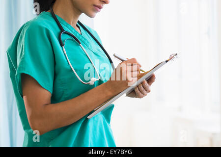 Medico donna rendendo note Foto Stock