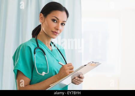 Medico donna rendendo note Foto Stock