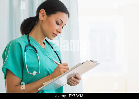 Medico donna rendendo note Foto Stock