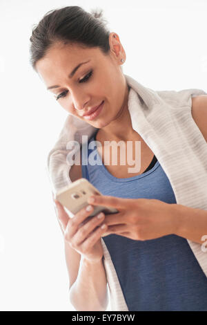 Giovane donna utilizzando smart phone Foto Stock