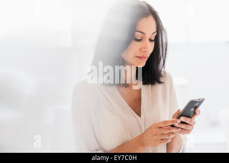 Donna che utilizza smart phone Foto Stock