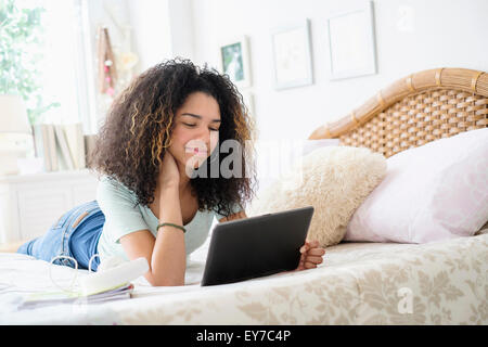 Ragazza adolescente (16-17) utilizzando un tablet pc Foto Stock