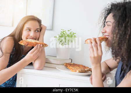 Le ragazze adolescenti (14-15, 16-17) mangiare la pizza Foto Stock