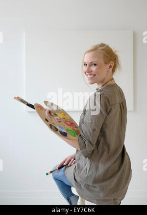 Artista femminile pittura in studio Foto Stock