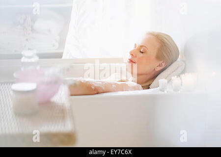 Donna relax nella vasca da bagno Foto Stock