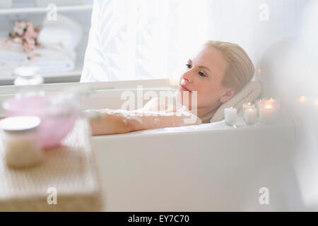 Donna relax nella vasca da bagno Foto Stock