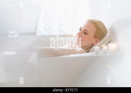 Donna relax nella vasca da bagno Foto Stock