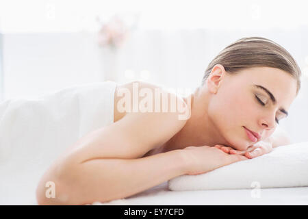 Giovane donna relax nella spa Foto Stock