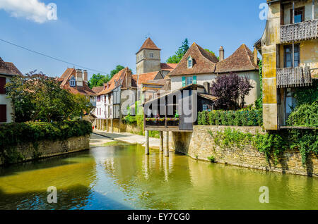 Fiume e gli edifici a Salies de Bearn, Francia. Foto Stock