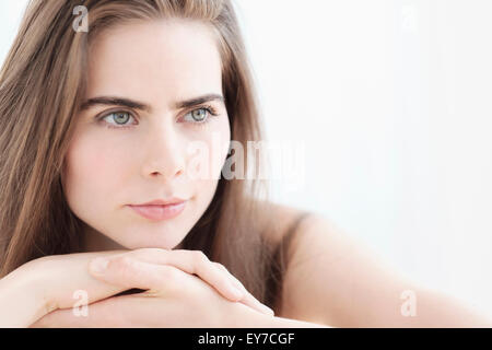 Ritratto di giovane donna con gli occhi blu Foto Stock