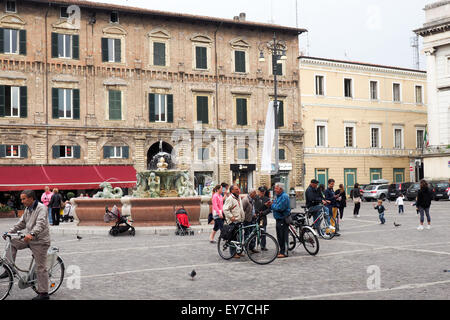 Ciclisti e pedoni in Piazza del Popolo a Pesaro. Foto Stock