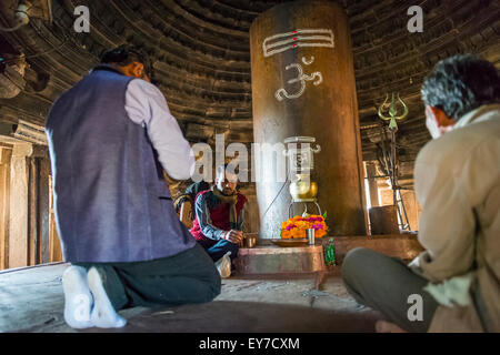 I rituali religiosi essendo eseguita all'interno di un tempio indù di Khajuraho, Madhya Pradesh, India Foto Stock