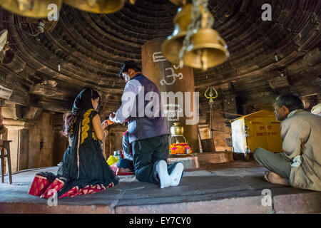 I rituali religiosi essendo eseguita all'interno di un tempio indù di Khajuraho, Madhya Pradesh, India Foto Stock