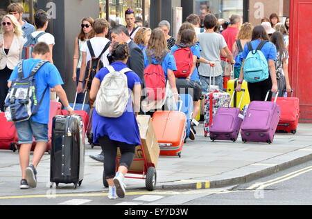 Londra, Inghilterra, Regno Unito. Un folto gruppo di studenti stranieri di lasciare con i loro bagagli alla fine del loro soggiorno in Londra Foto Stock