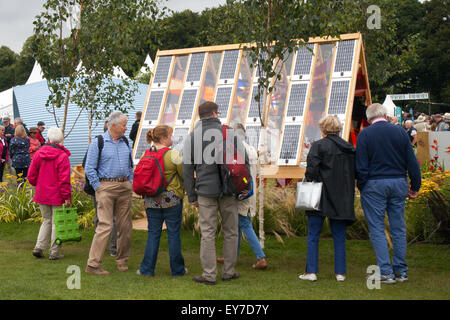 La folla guarda l'Aurora Arbora, una casa di alberi triangolari con effetti caleidoscopici. Giornata dei soci RHS al Salone dei Fiori del Festival RHS 17th. Tatton Park, Cheshire, UKJ Foto Stock