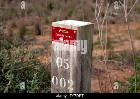 Un marcatore di legno post sul Cami de Cavalls bridal path sull isola di Minorca spagna Foto Stock