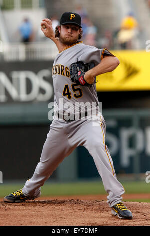 Kansas City, MO, Stati Uniti d'America. 21 Luglio, 2015. Gregorio Polanco #25 della Pittsburgh Pirates piazzole nel primo inning durante la MLB gioco tra il Pittsburg pirati e il Kansas City Royals presso Kauffman Stadium di Kansas City, MO. Kyle Rivas/CSM/Alamy Live News Foto Stock